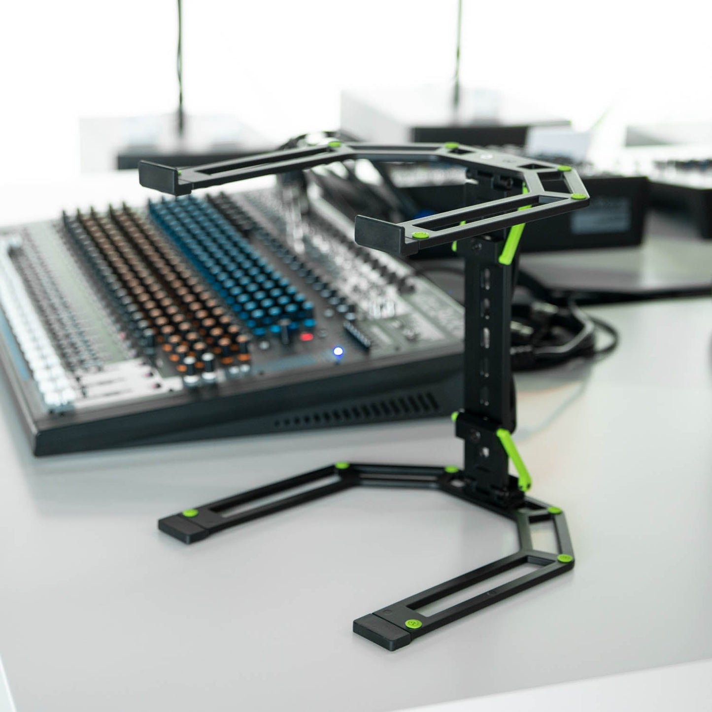 B-Stock: Gravity GLTS01BSET1 Adjustable DJ Laptop Stand For DJ Controllers and Laptops with Protection Bag - Hollywood DJ