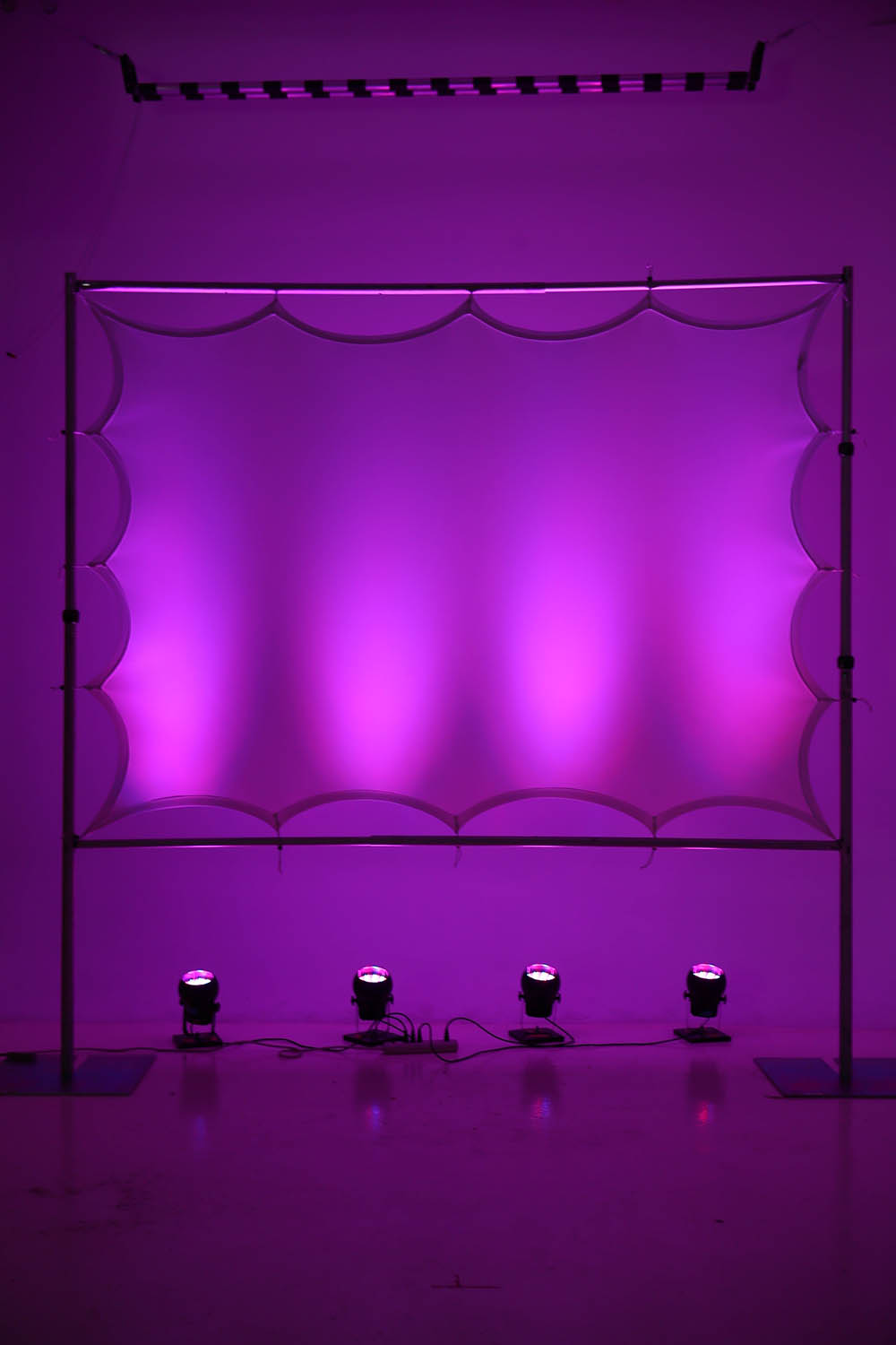 Scrim King SS-SCRN57W, 5×7 Foot Backdrop Screen - White - Hollywood DJ
